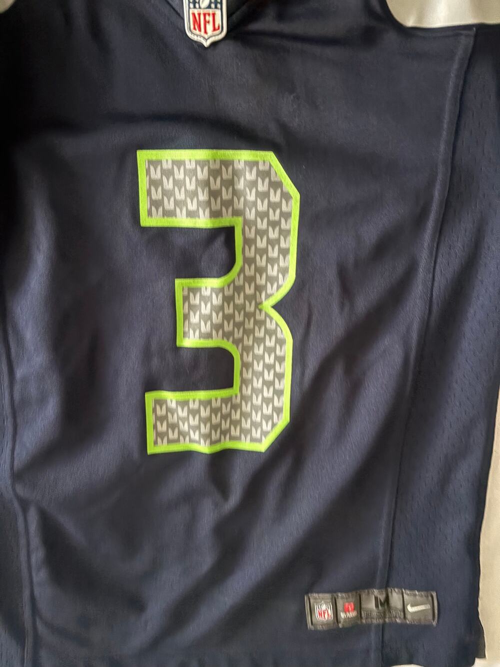 Russell Wilson jersey, kids, size M